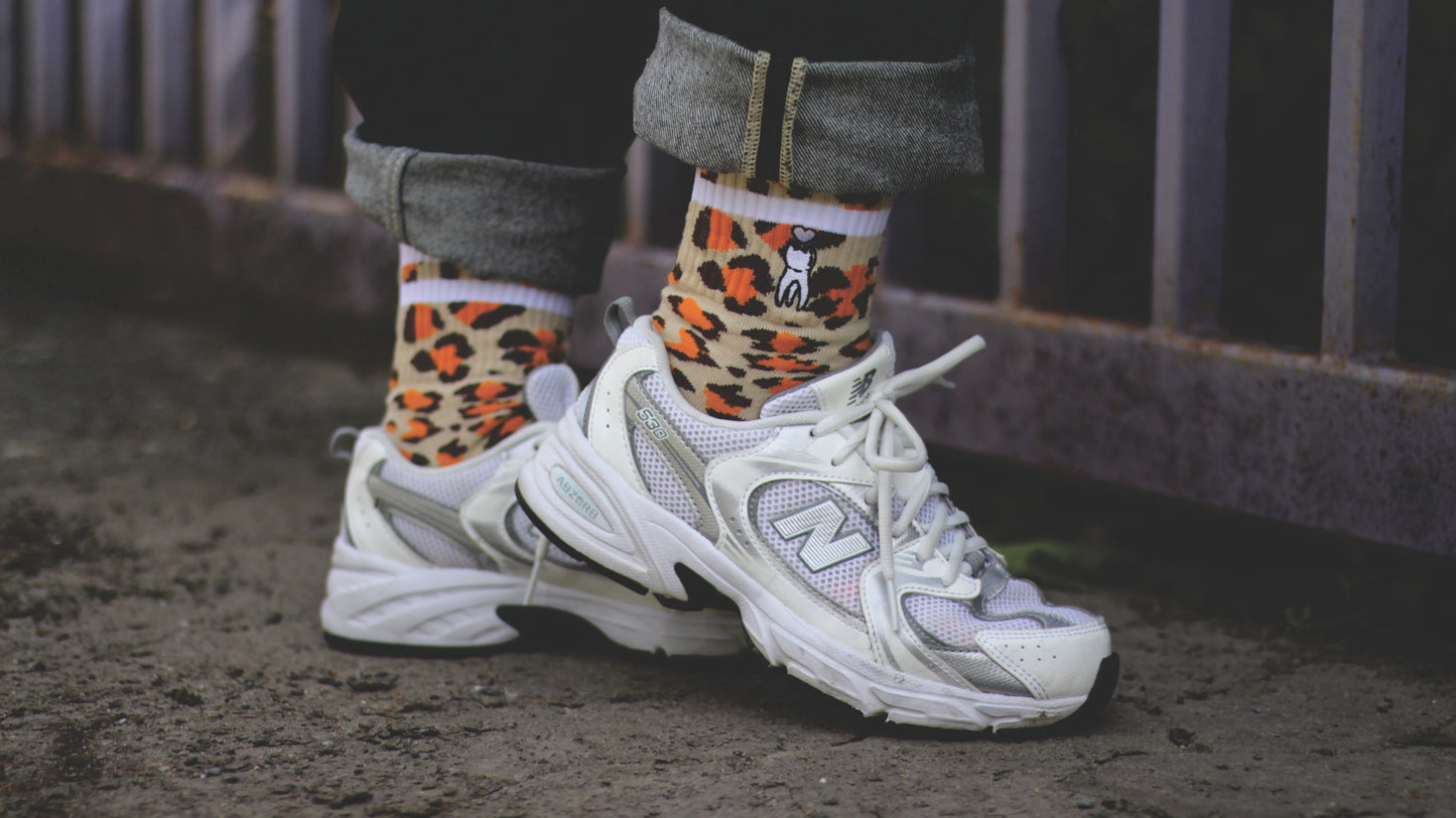 Tennissocken mit Leopattern Leomuster und Zahn Stick in weiß